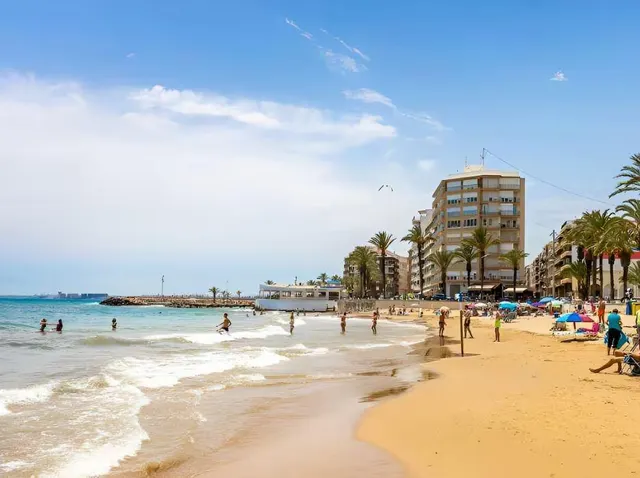Apartamento con balcón, Alicante, Torrevieja. 2 habitaciones, 51 m2, 700 metros del mar — 30
