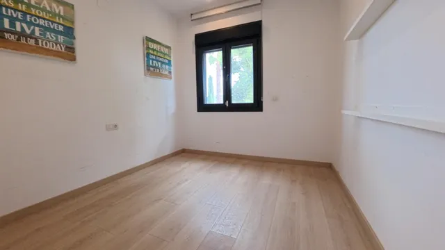 Amplio apartamento de esquina en planta baja con parcela y estudio exterior — 23