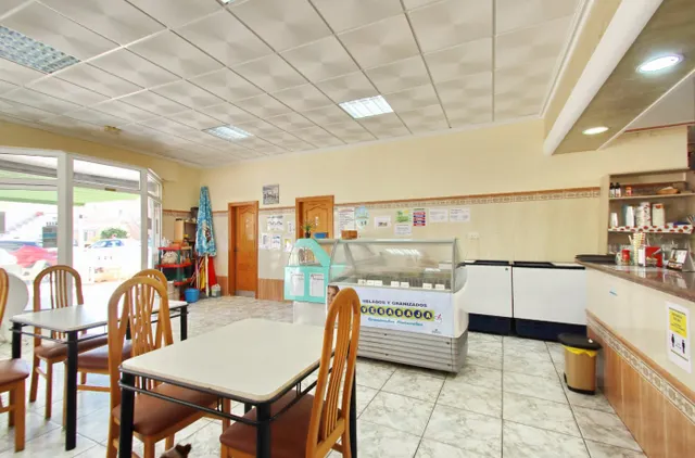 Local con terraza enorme, donde se encuentra 3 negocios en Santa Pola!!! — 13