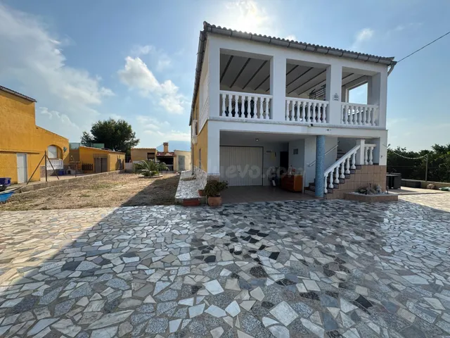 ENCANTADOR CHALET CON PARCELA A ESCASOS METROS DEL MAR — 2