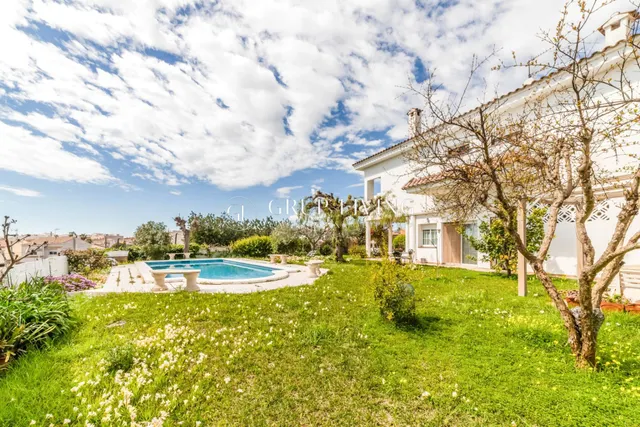 ELEGANTE CASA ESQUINERA DE ESTILO INGLÉS CON VISTAS AL MAR — 2