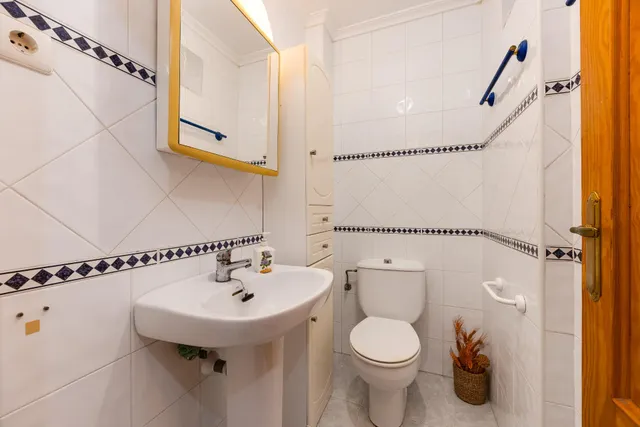 Amplio apartamento de 4 dormitorios en el corazón de Torrevieja — 25