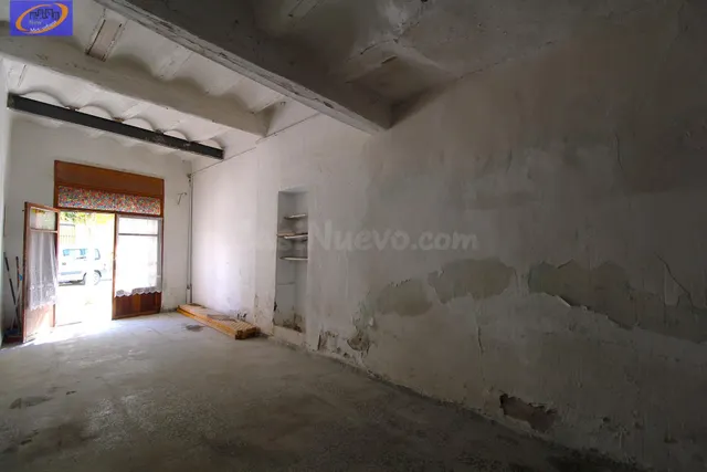 Oportunidad de inversión en Utiel: Local comercial para refo