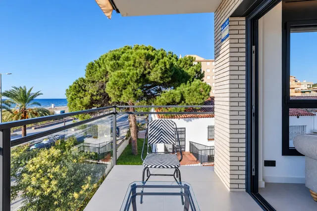 Vivir frente al mediterráneo: exclusivo piso en primera línea de mar en calafell — 21