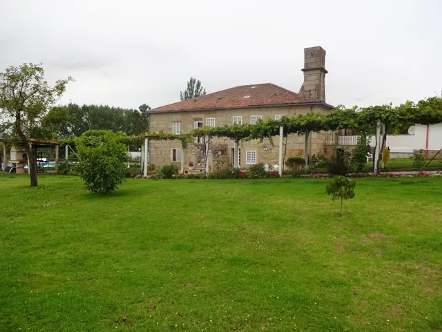 SE VENDE CASA SEÑORIAL PAREADA DE PIEDRA REFORMADA Y EN PERFECTO ESTADO EN PADRON — 38