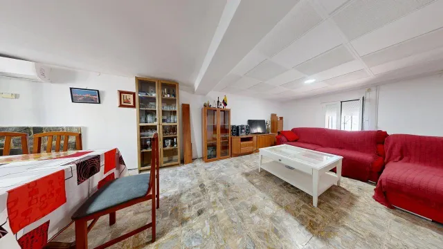 CASA UNIFAMILIAR de 170m2 útiles sobre parcela de 265m2. Distribuido en sótano con bodega, salón, cocina, dos baños, cuatro habitaciones y buhardilla diáfana — 10