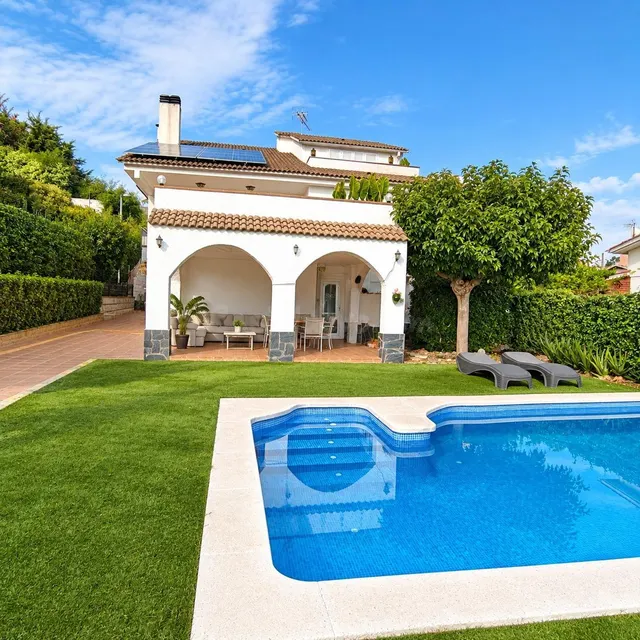 SE VENDE CASA INDEPENDIENTE CON PISCINA CON VISTAS EN CORBER