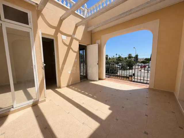 Villa independiente con piscina privada y 6 dormitorios junto a la Laguna Rosa de Torrevieja — 43
