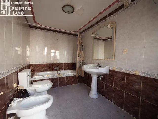 Amplia Casa en Tomelloso a Reformar por €120,000 — 3