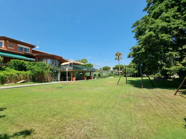 Chalet con patio, piscina, jardin, tenis, porche ,bodega  y garage — 25