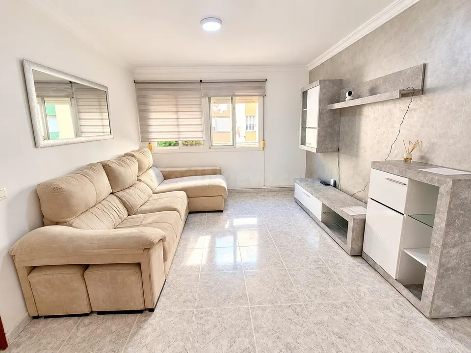 VIVIENDA TOTALMENTE REFORMADA EN SEGUNDA LÍNEA DE PLAYA DE PONIENTE