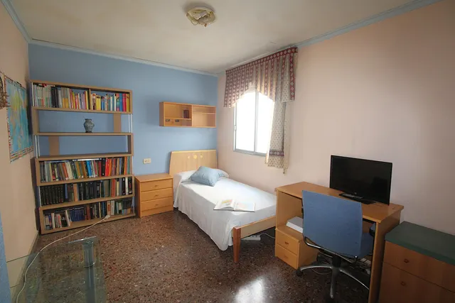 Piso de tres dormitorios con ascensor. — 27