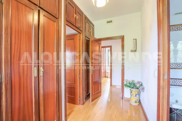 Exclusiva villa de lujo en Simón Verde: 1.150 m2 de parcela privada, gran piscina y bodega, a un paso de Sevilla. — 34
