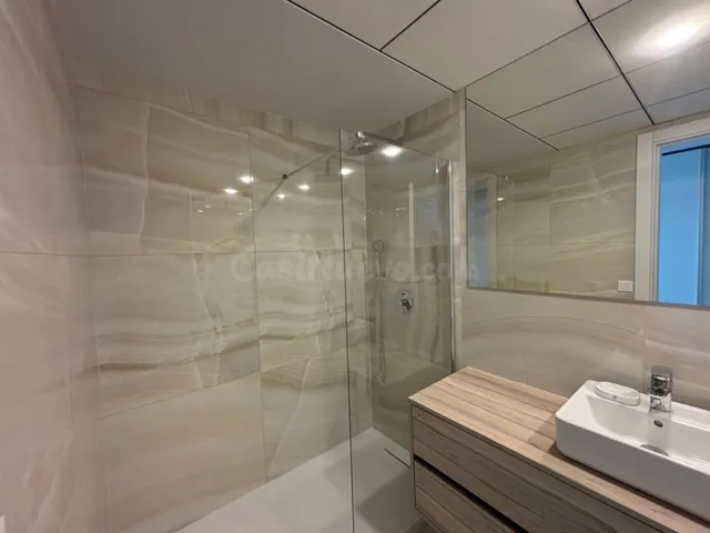Apartamento de 2 dormitorios y 2 baños en Benidorm Beach - foto 5