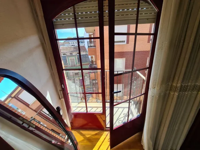 SE VENDE  PISO AMUEBLADO, 132 M2 EN LA BAÑEZA, 3 HAB., 2 BAÑOS, TERRAZA, ASCENSOR., — 19