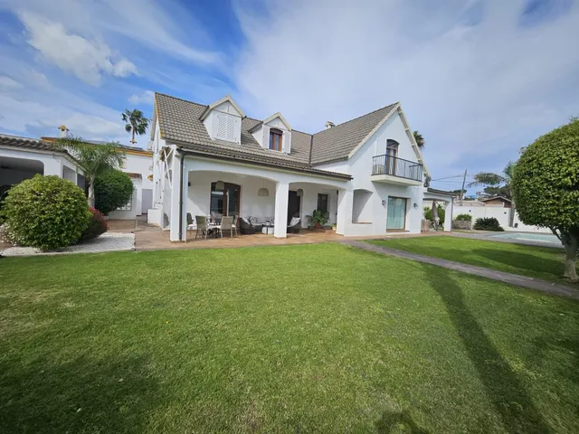 SE VENDE CHALET INDEPENDIENTE DE CUATRO habitaciones EN ALGE