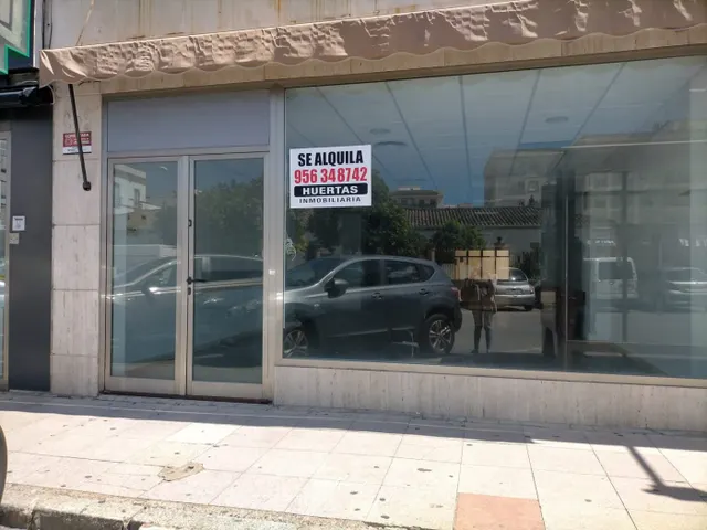 LOCAL COMERCIAL EN PRIMERA LINEA. BUEN ESTADO. — 3