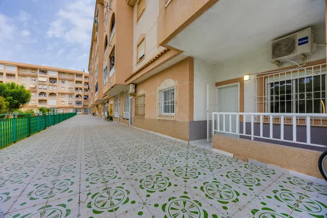 Planta baja de dos dormitorios, totalmente reformada y con piscina comunitaria — 23