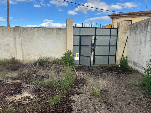 CASA EN VENTA PARA REFORMAR DE 3 DORMITORIOS Y PATIO EN VILL - foto 3
