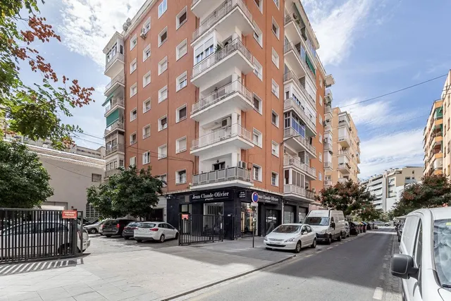 PISO JUNTO A HIPERCOR · ÚLTIMA PLANTA · MUCHA LUZ · ASCENSOR · METRO — 25