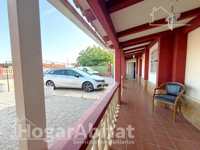 Chalet con piscina, garaje, terraza y barbacoa — 15