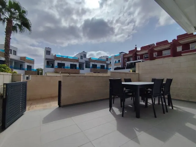 Casa adosada en venta en Bigastro con 3 dormitorios, 3 baños, solárium privado de 39 m2 y piscina comunitaria — 31
