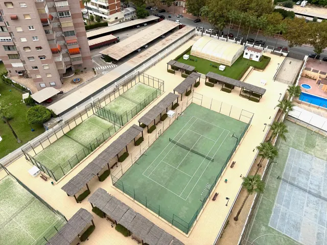 Apartamento en Benidorm con vistas panorámicas, gran terraza acristalada y urbanización con piscinas — 21