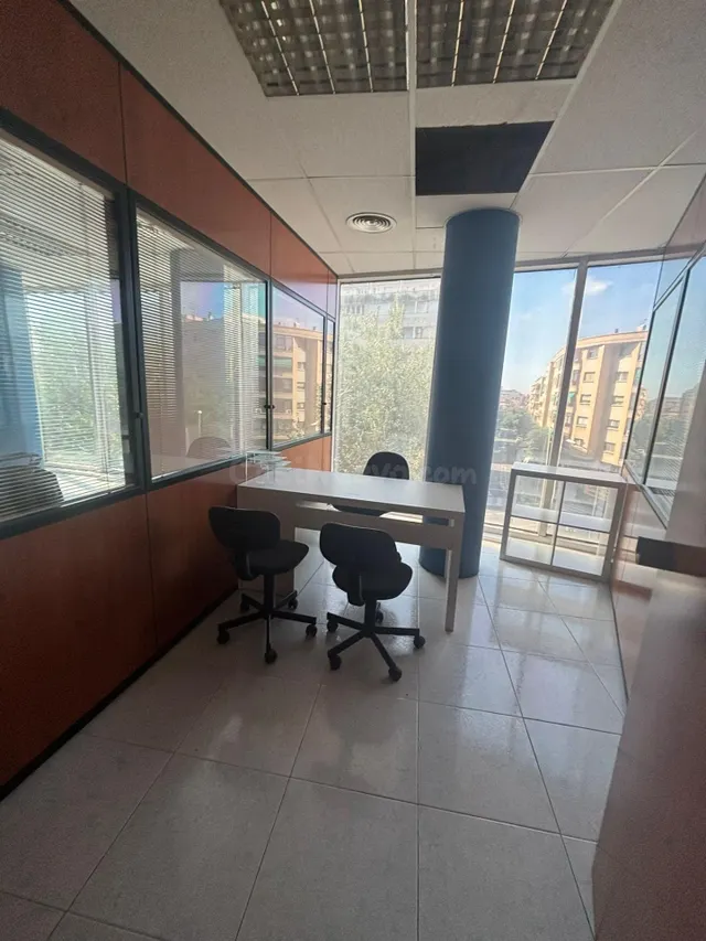 Excelente oficina de 116 m2 con plaza de parking en Avenida  - foto 2