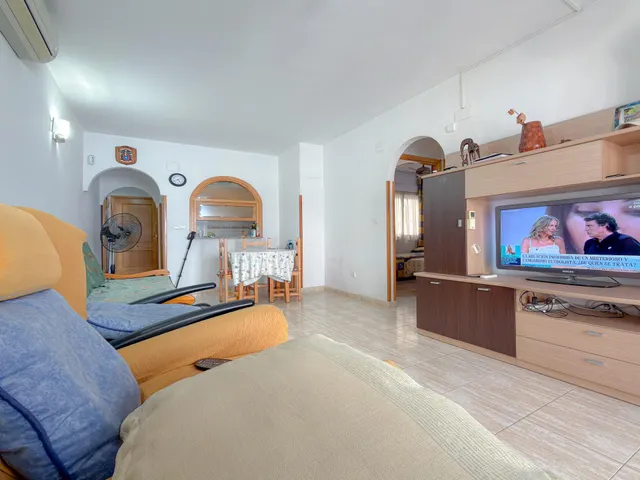 Centro! Estupendo apartamento con 2 dormitorios y 2 baños + Terraza con vistas laterales al mar + Piscina comunitaria — 6