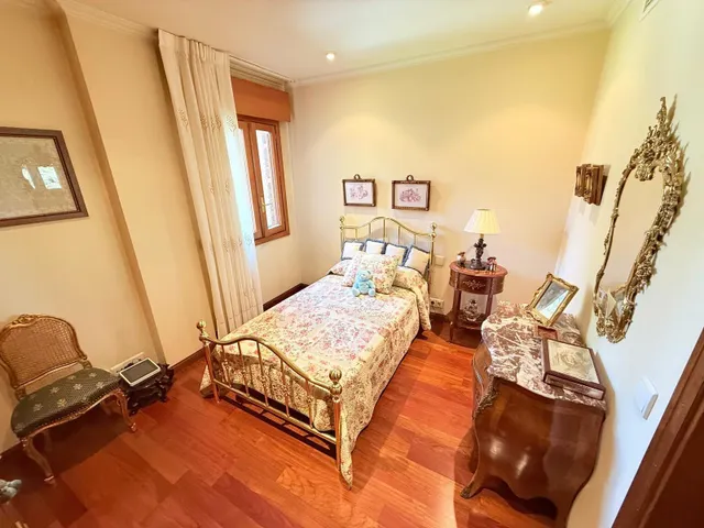 Venta Pleno Dominio Amplio piso luminoso de 216 m2 en urbanización con piscina y vigilancia 24h · Aravaca — 13