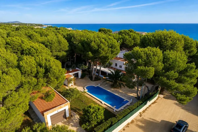 Exclusiva Villa de Lujo en Primera Línea de Mar junto a Cala