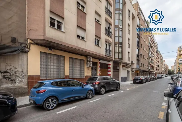 LOCAL COMERCIAL EN ARABIAL JUNTO HIPERCOR — 15