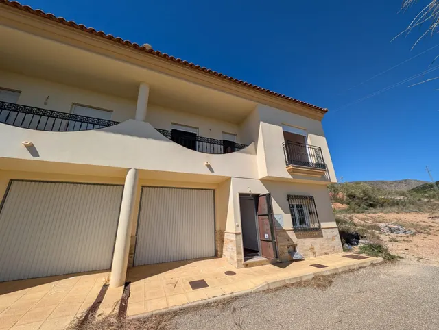 Se venden 4 últimos dúplex en Oria — 48
