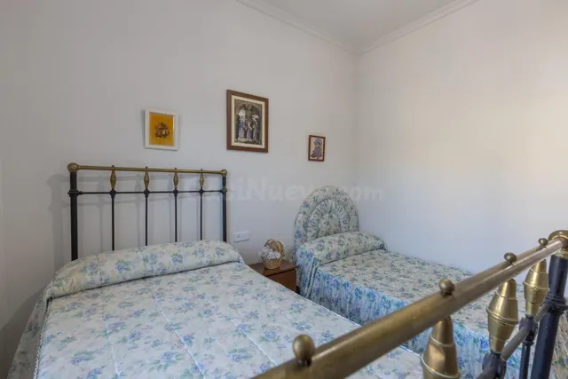 Casa en planta baja con cuatro naves y local — 25