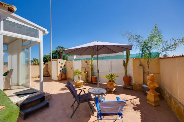 VILLA INDEPENDIENTE CON VISTAS AL MAR, PARCELA SOLEADA Y GRA