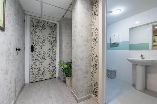 Venta de amplio y funcional local en zona inmejorable (avda. madrid) - Granada — 46