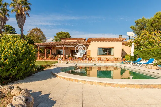 Exclusiva casa en venta en Cala Canyellas en Lloret de Mar — 2