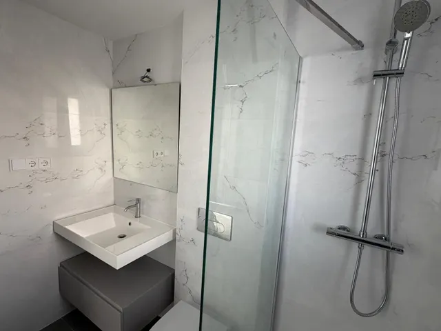 Cuenta con zonas comunes pensadas para el disfrute y la relajación: piscina para adultos, gastrojardín, un gimnasio completo y un spa con sauna. — 16
