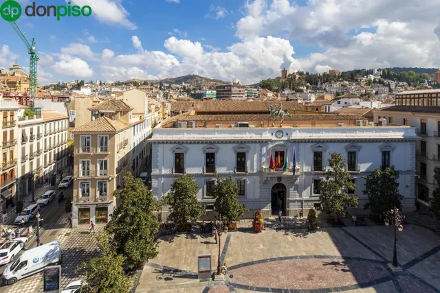 GRAN PISO EN PLAZA DEL CARMEN FRENTE AL AYUNTAMIENTO. — 40