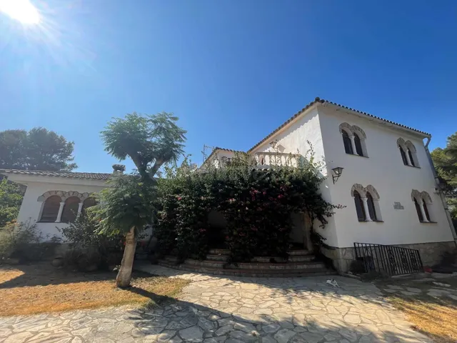 CESIÓN DE REMATE – CHALET CON PARCELA Y PISCINA Mont-roig de