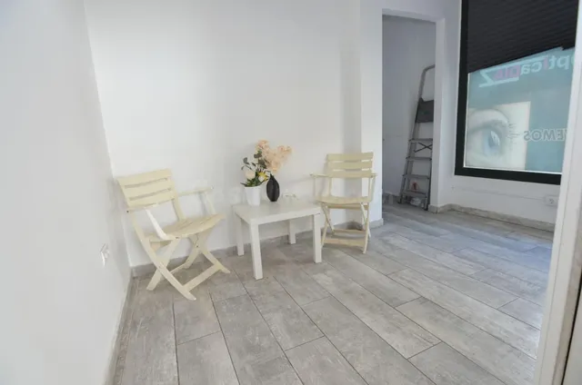 LOCAL COMERCIAL CON POSIBILIDAD DE CAMBIO DE USO A VIVIENDA - foto 4