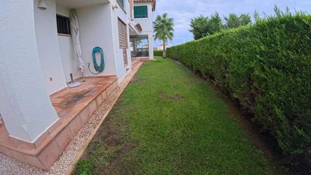 Apartamento de planta baja de esquina con 2 dormitorios con jardin y vistas parciales al mar — 25