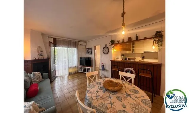Bonito piso en venta en la zona comercial de Empuriabrava - foto 3