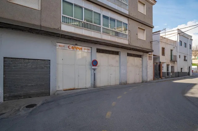 TRES AMPLIOS PISOS,LOCAL COMERCIAL , GARAJES Y GRAN SOLAR, EN EN CENTRO DE ORGIVA — 6
