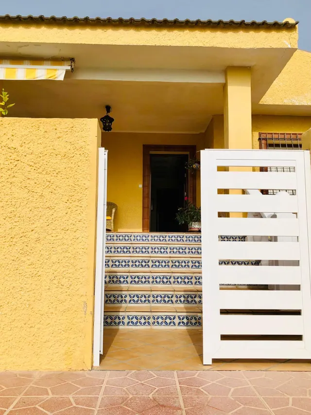 Villa privada con 6 habitaciones frente al mar en Guardamar playa. — 2