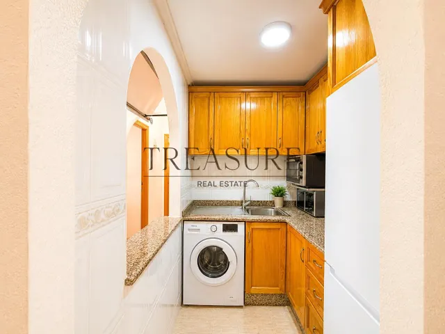 Apartamento en primera línea de mar con plaza de garaje, dos piscinas y orientación sur – Villa Cristal, Playa Paraíso — 12