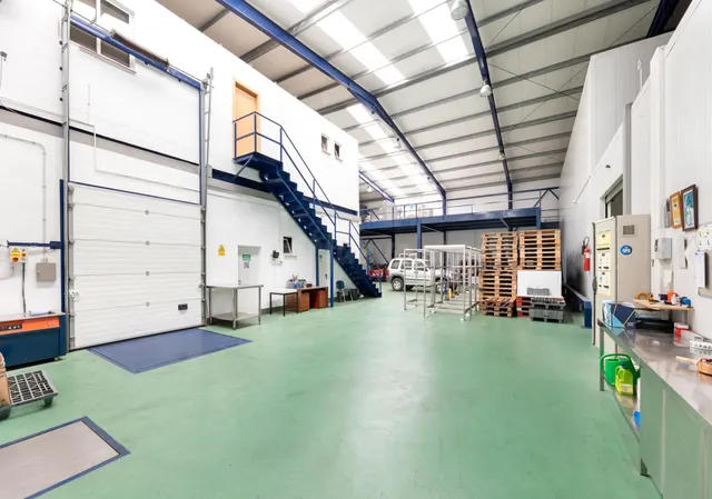 SE VENDE Nave Industrial en Dúrcal con Instalaciones Complet