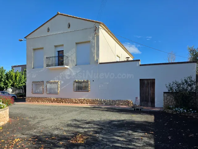 CASA DE 2 PLANTAS CON APARTAMENTO Y JARDIN