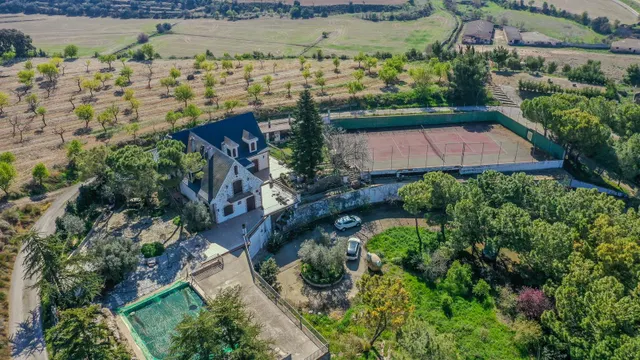 Finca rústica singular en parcela de 2.296 m2 con piscina, amplio garaje y pista de tenis. — 10