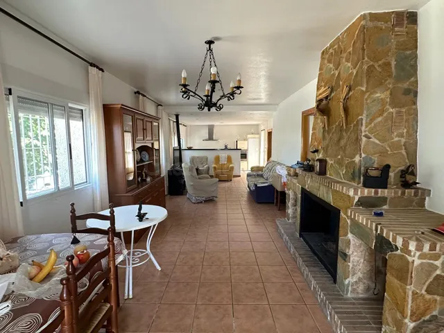 CASA-CHALET de PUEBLO con ALMACÉN de 35 m2 y NAVE de 100 m2 
